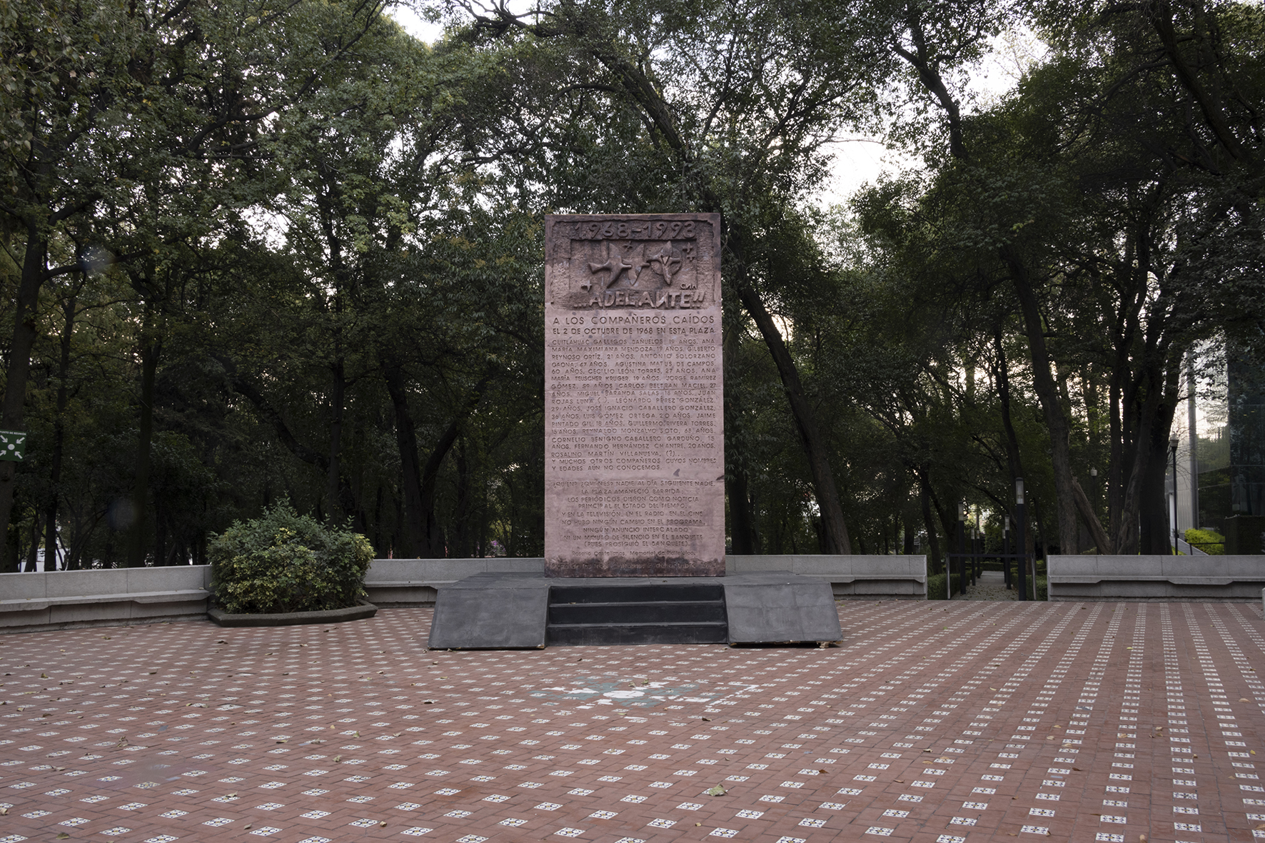 Montaje en Los Pinos, la casa presidencial de donde salió la orden para la matanza en 1968. Octubre 2020