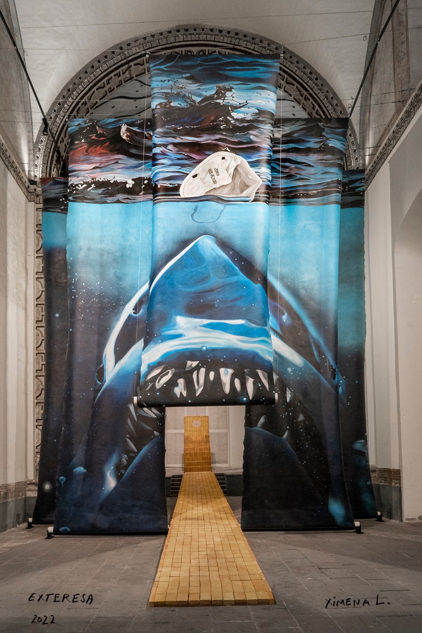 Disolución-Manifestación / Disolution -Manifestation, 2022
Pintura transitable. Acrílico sobre lienzo. 5 pendones suspendidos pintados por ambas caras / Walk through painting.
Acrylic over canvas. 5 suspended banners painted on both sides.
9.40 x 9 m

Photo: Pablo Monasterio