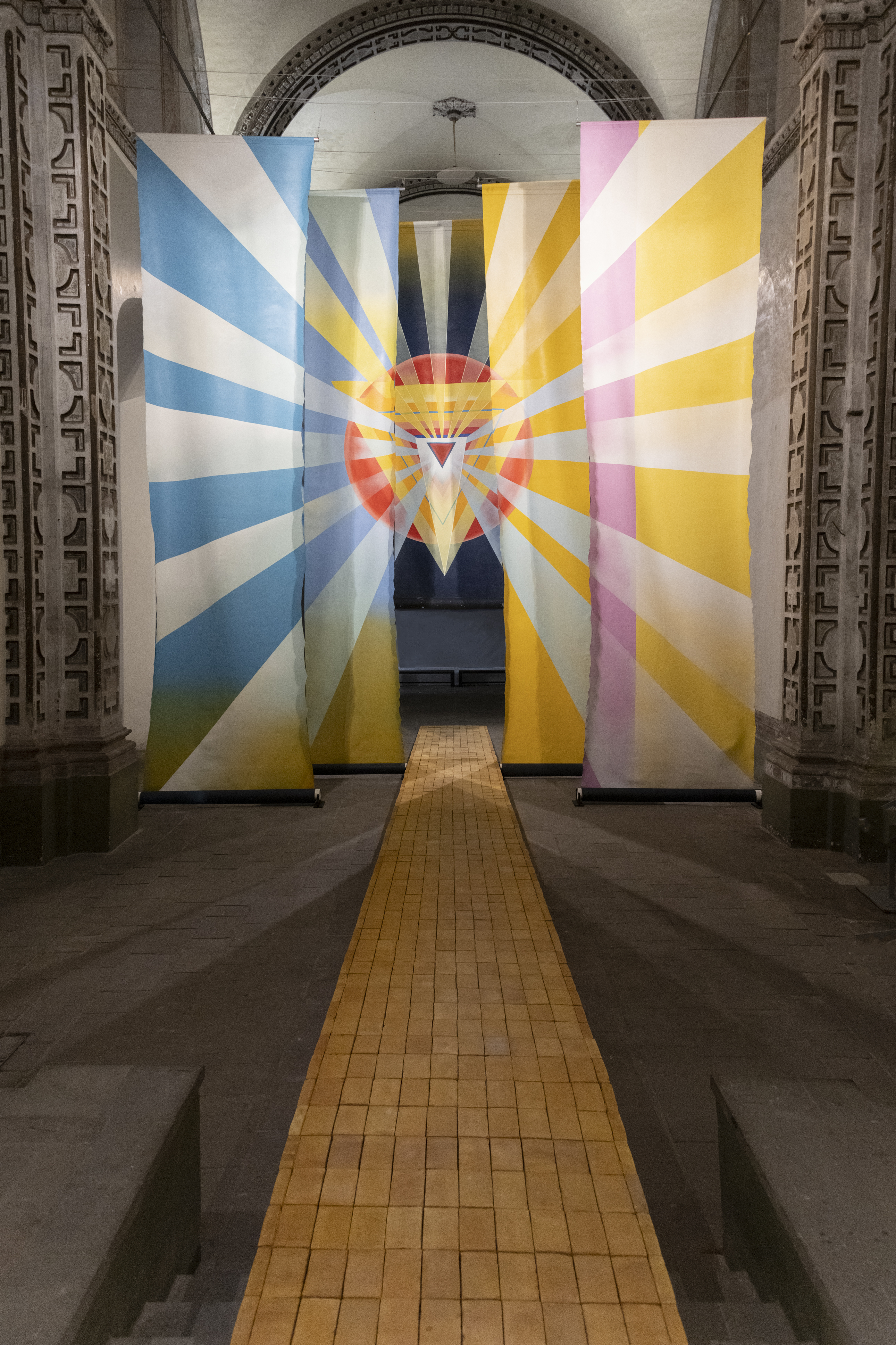 Disolución-Manifestación / Disolution -Manifestation, 2022
Pintura transitable. Acrílico sobre lienzo. 5 pendones suspendidos pintados por ambas caras / Walk through painting.
Acrylic over canvas. 5 suspended banners painted on both sides.
9.40 x 9 m