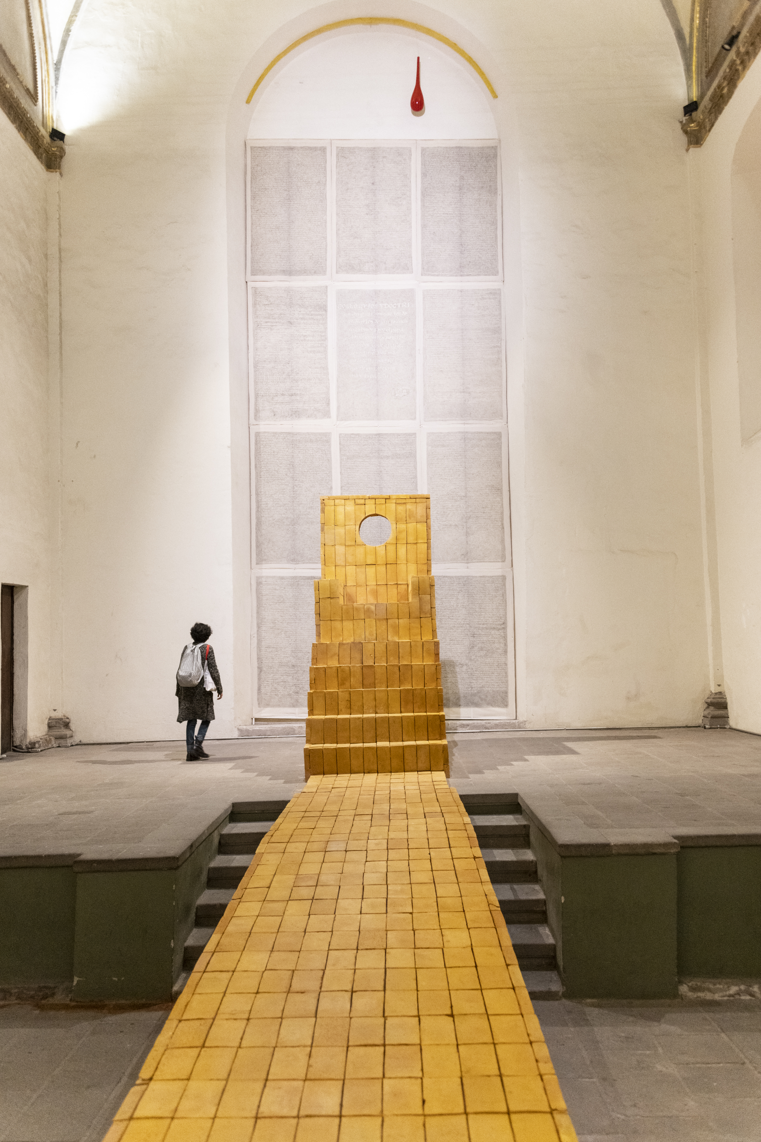 Trono (Jejuri) / Throne (Jejuri), Ximena Labra 2022 
Construcción de 2500 ladrillos pintados con cúrcuma, iluminación 
Construction. 2500 bricks- painted with turmeric, lighting. 
18 x 3 x 1.50 m