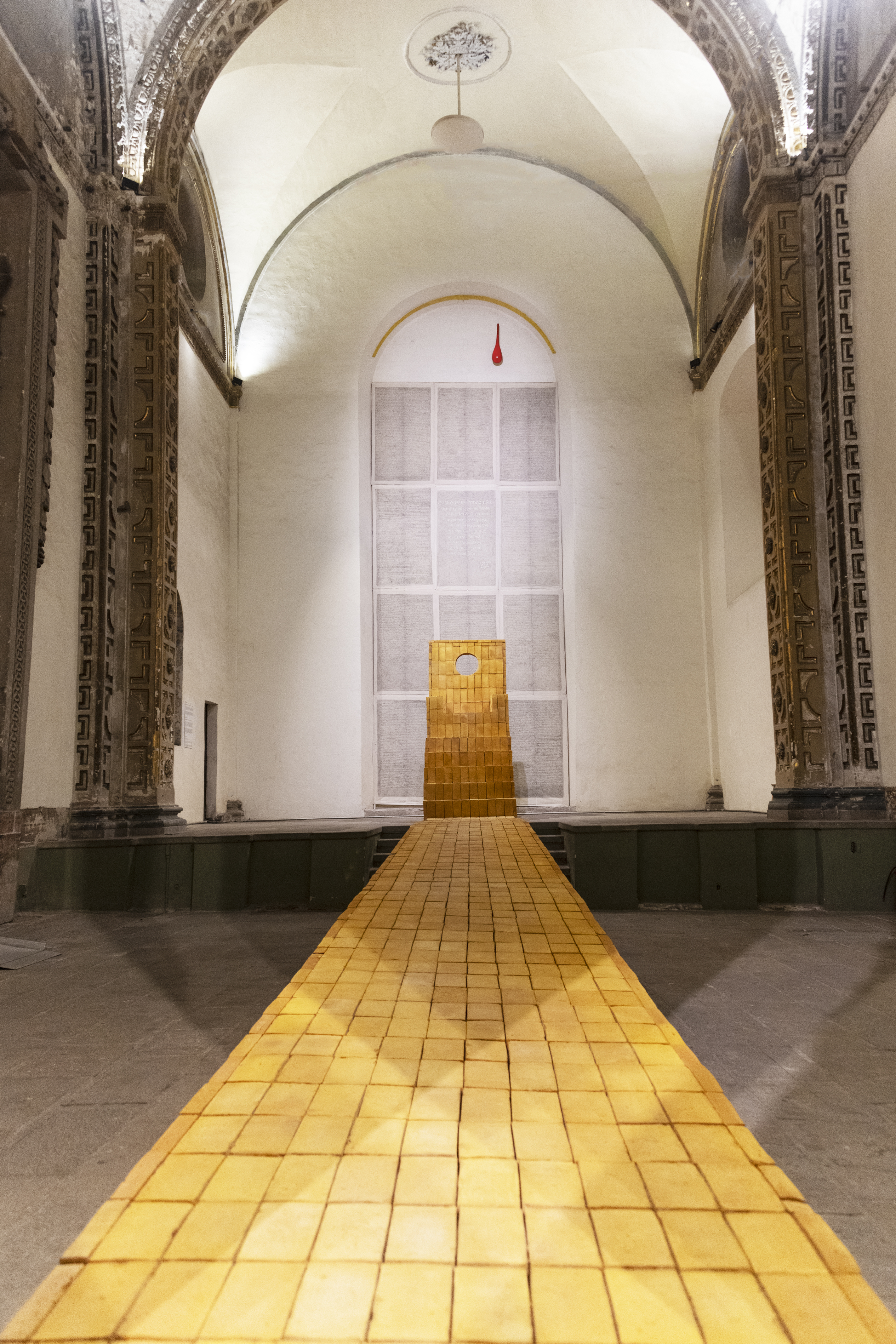Trono (Jejuri) / Throne (Jejuri), Ximena Labra 2022 
Construcción de 2500 ladrillos pintados con cúrcuma, iluminación 
Construction. 2500 bricks- painted with turmeric, lighting. 
18 x 3 x 1.50 m