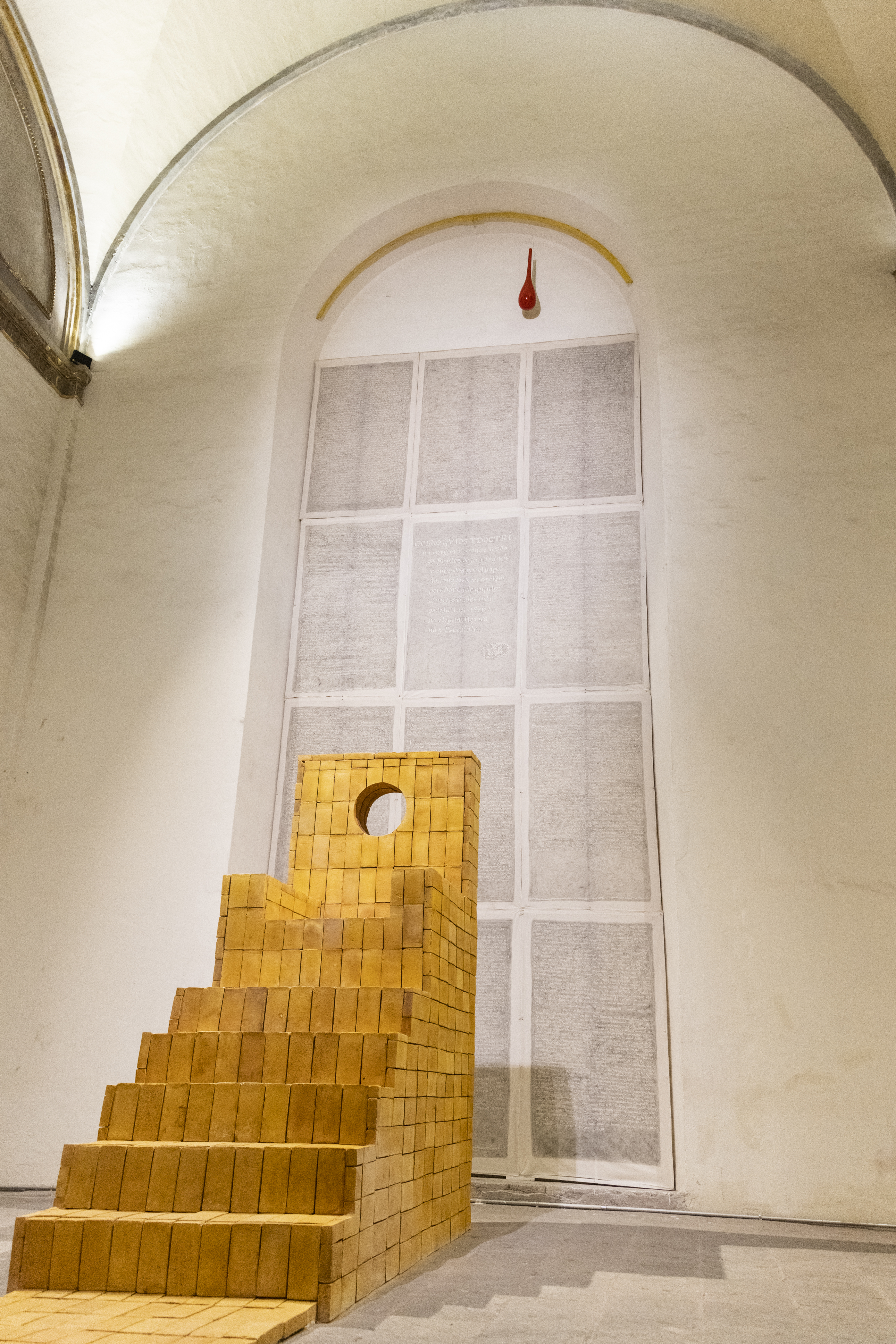 Trono (Jejuri) / Throne (Jejuri), Ximena Labra 2022 
Construcción de 2500 ladrillos pintados con cúrcuma, iluminación 
Construction. 2500 bricks- painted with turmeric, lighting. 
18 x 3 x 1.50 m