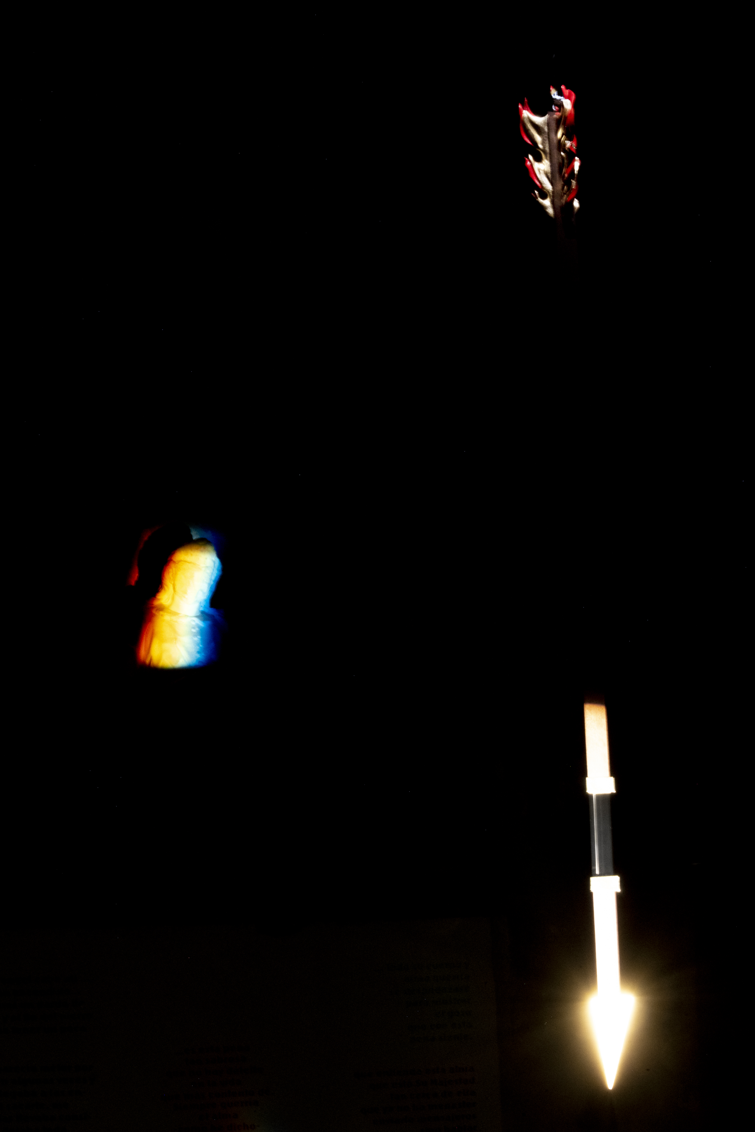 Transverberación/Transverberation,  2022 
Instalación con Espejos, Flecha de nogal con prisma de cristal, latón, y hoja de oro, citas de Santa Teresa de Ávila, Iluminación. Installation wit 2 mirrors, walnut arrow with a crystal prism, brass and gold leaf, quotations from St Teresa of Avila, lighting. 